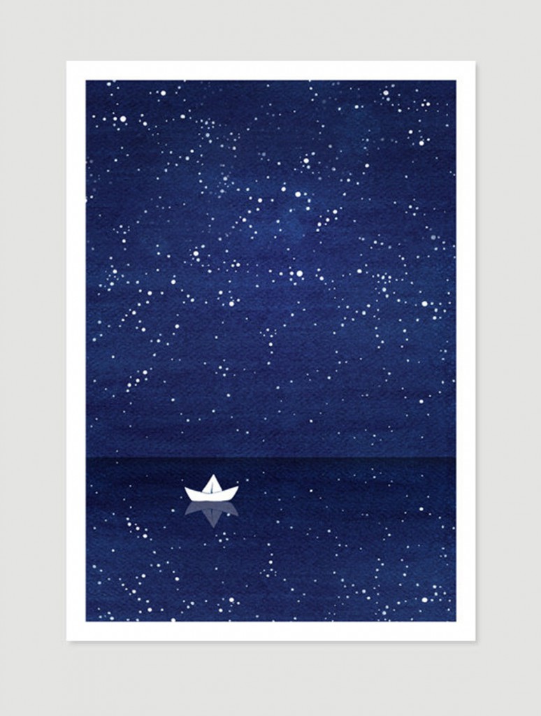mała biała łódka stojąca pośrodku wody, w której odbija się onstensywnie granatowe niebo wypełnione jasnymi gwiazdami